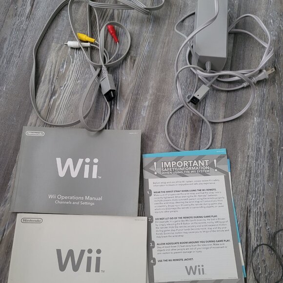 Wii game console with accessories and game - Picture 8 of 9